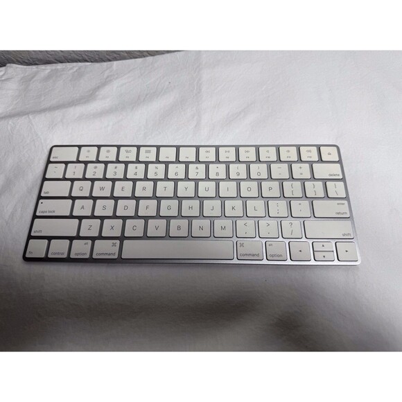Apple Wireless Magic Keyboard 2 A1644 EMC 2815 MLA22LL/A - Picture 2 of 3